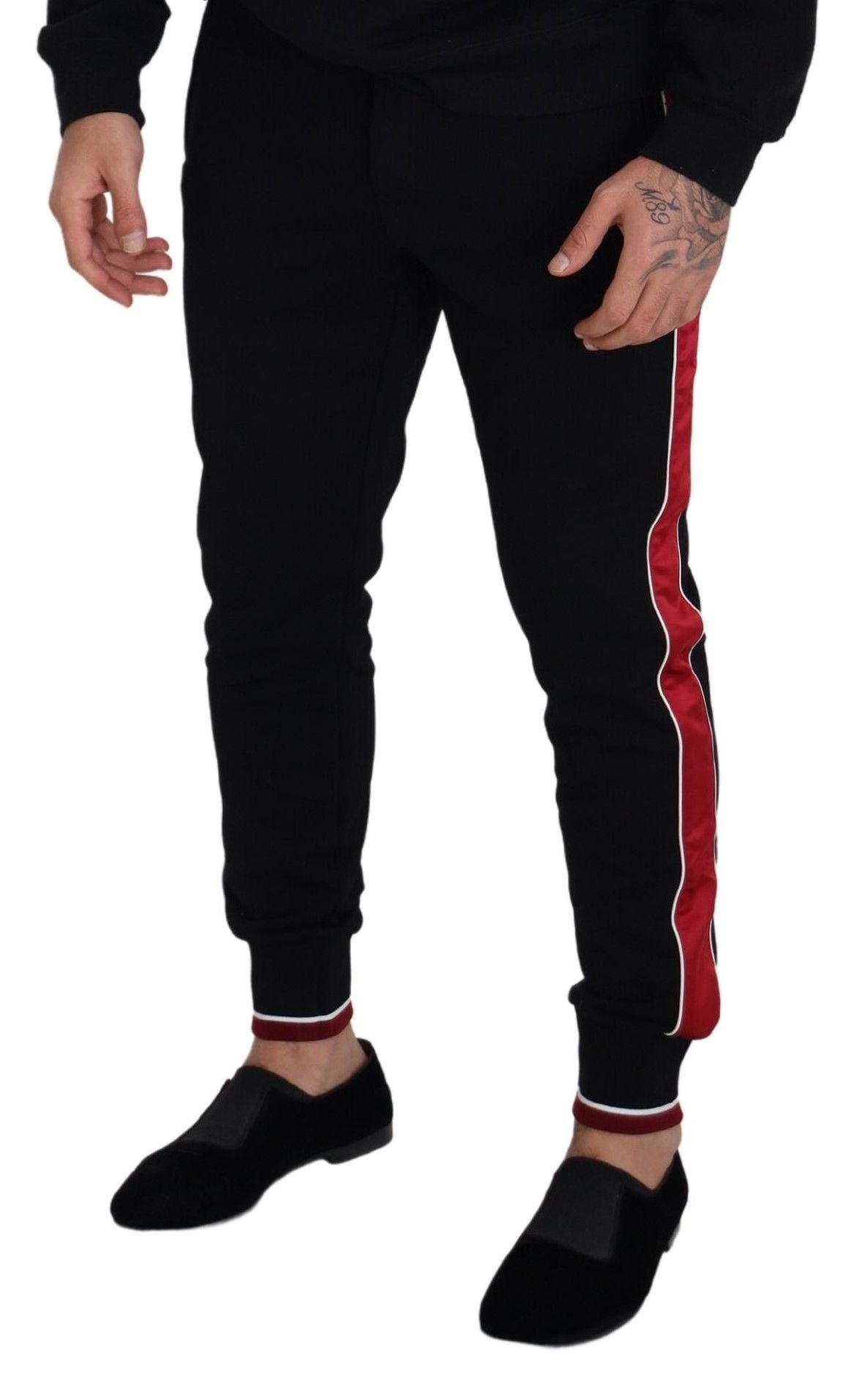 Elegante pantalón deportivo negro con detalle rojo