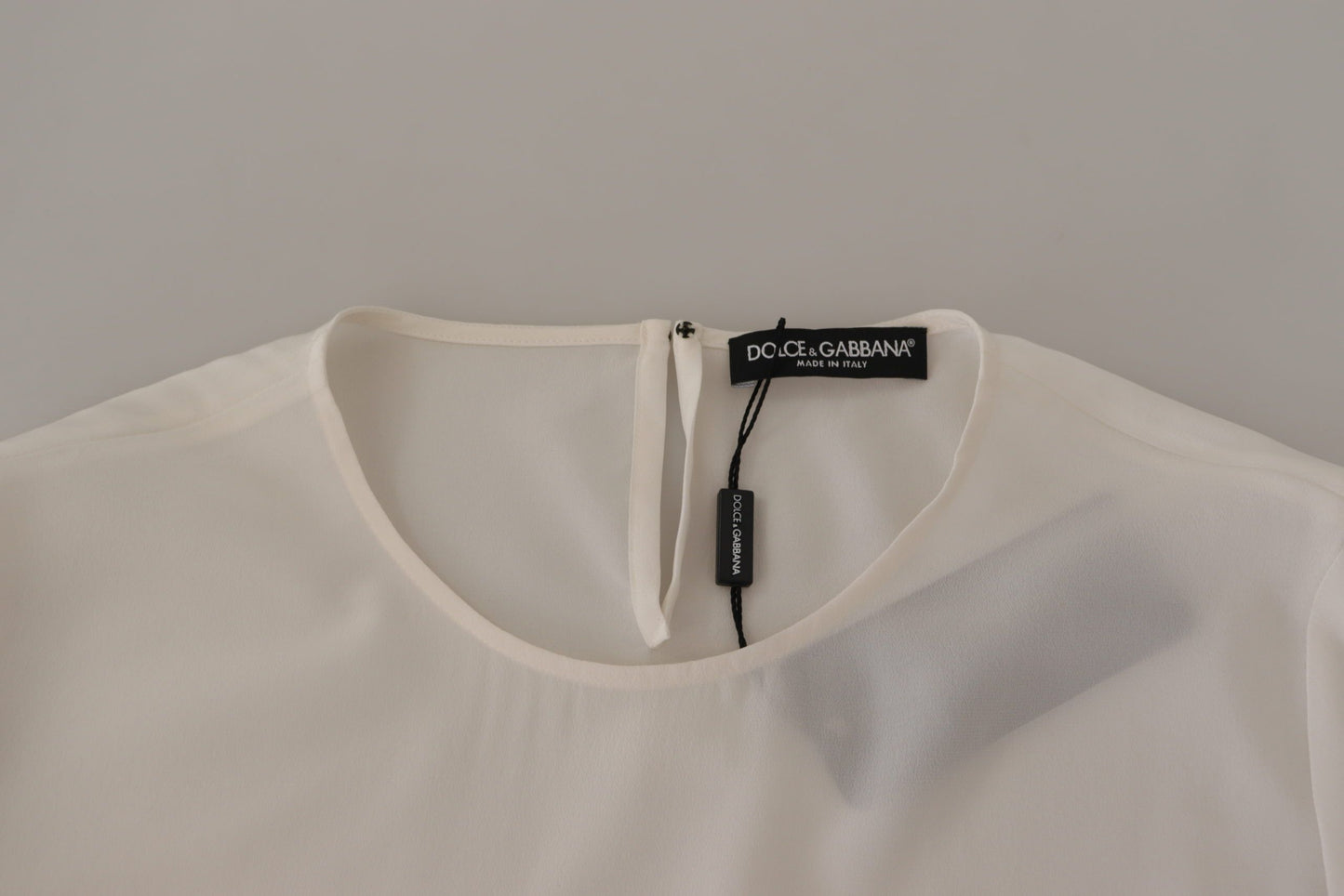 Elegante zijden top met logoborduursel