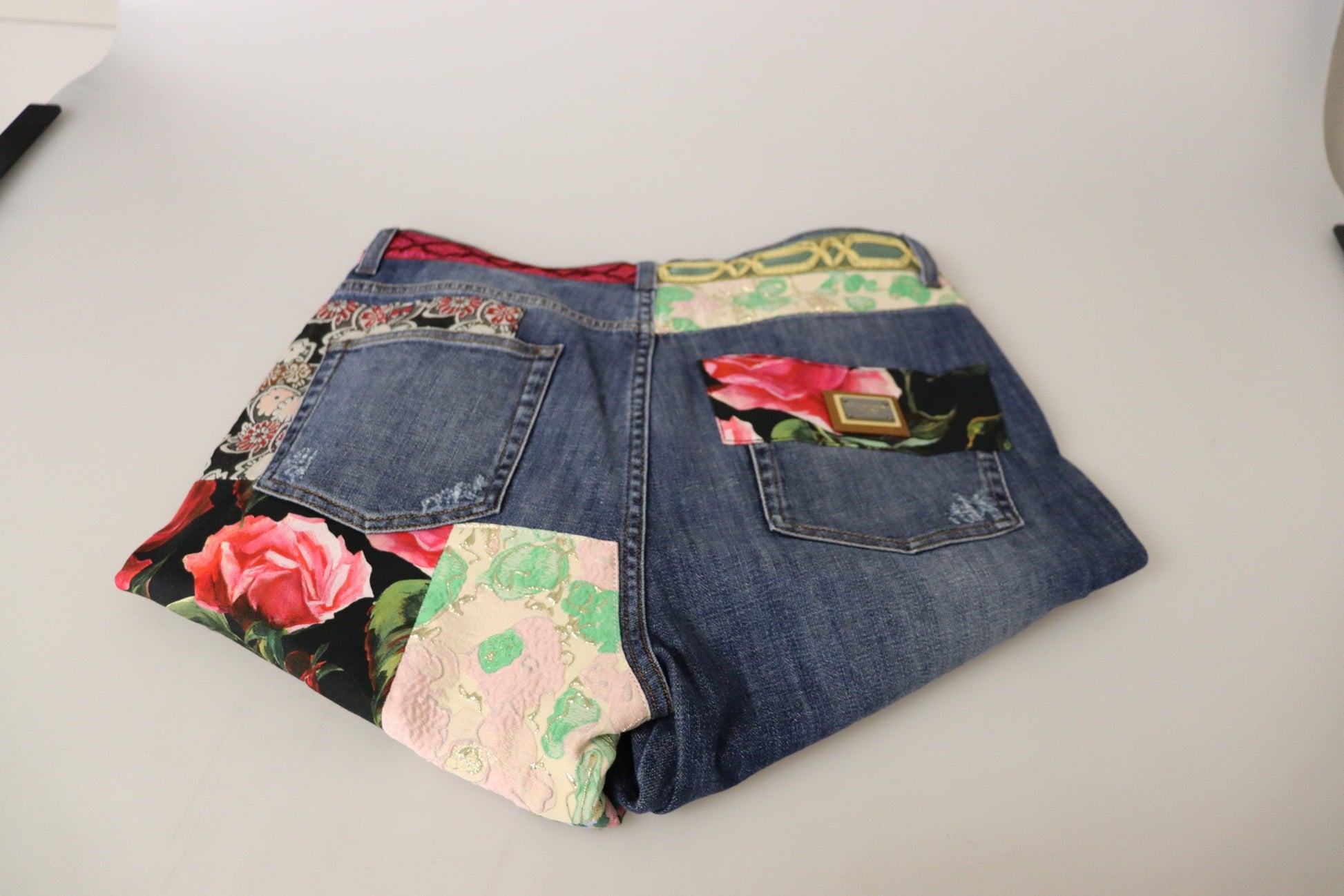 Denim ajustado con patchwork de cintura alta