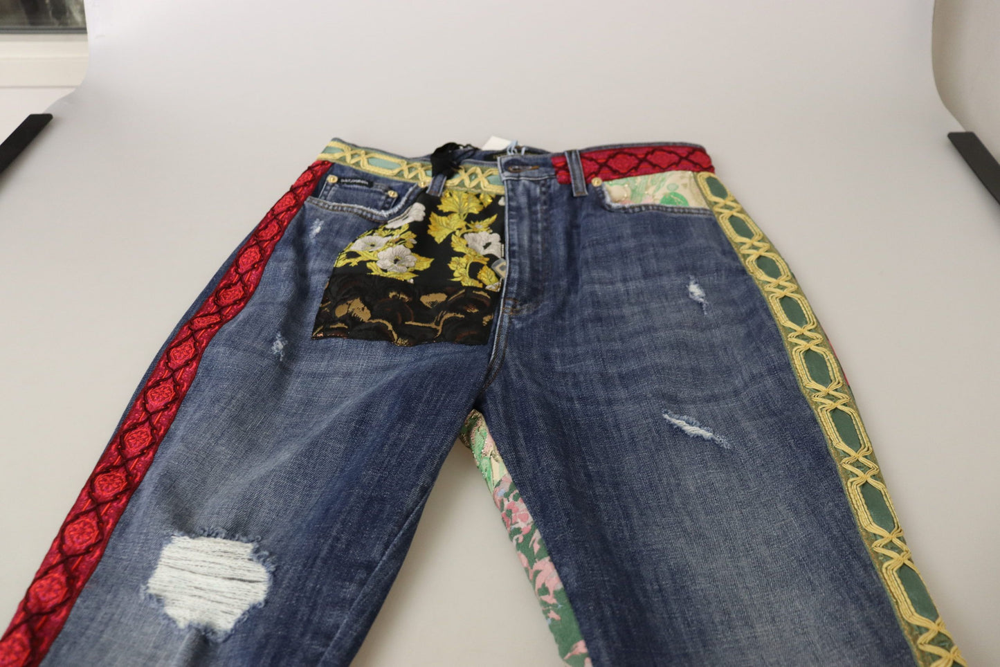 Denim ajustado con patchwork de cintura alta