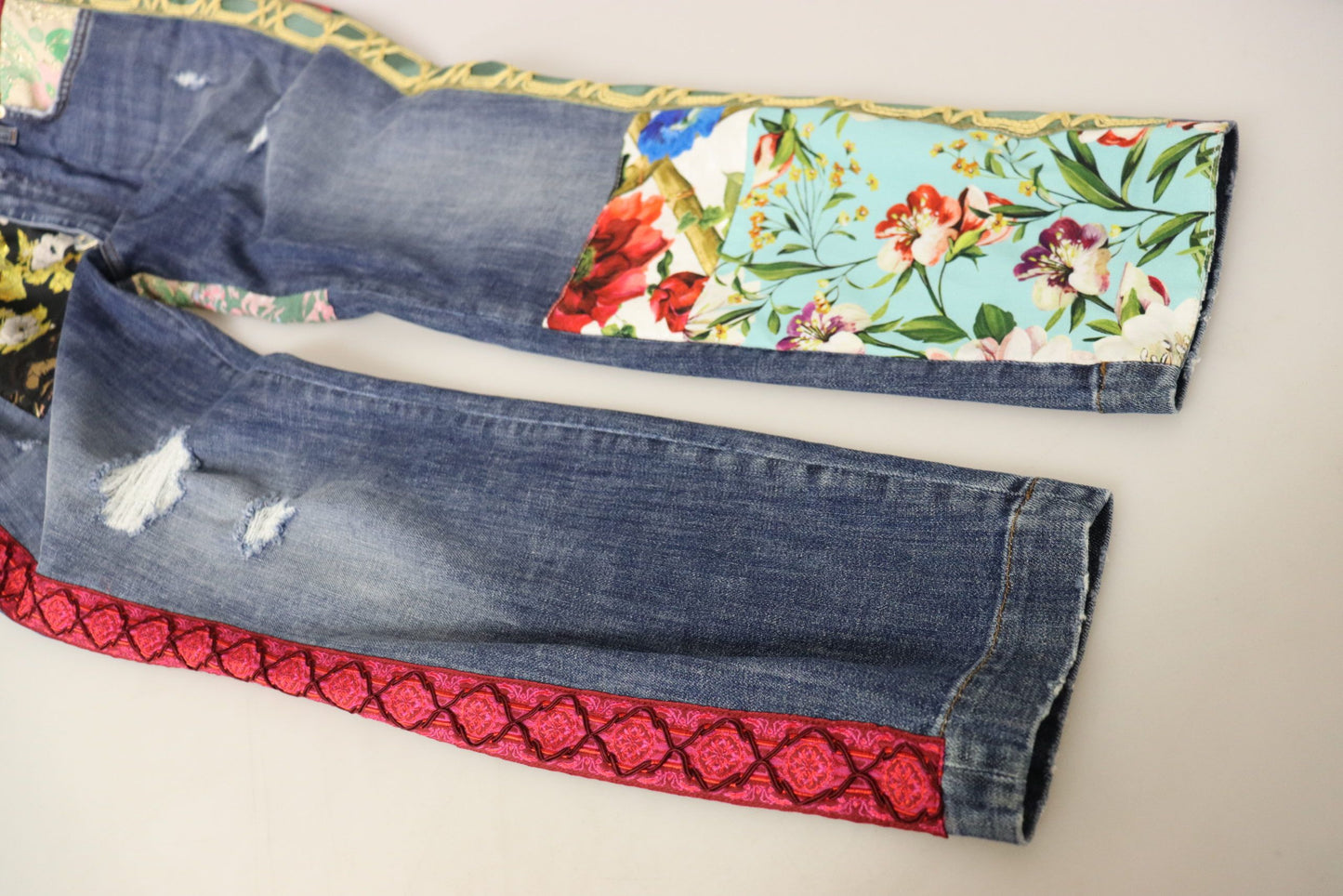 Denim ajustado con patchwork de cintura alta