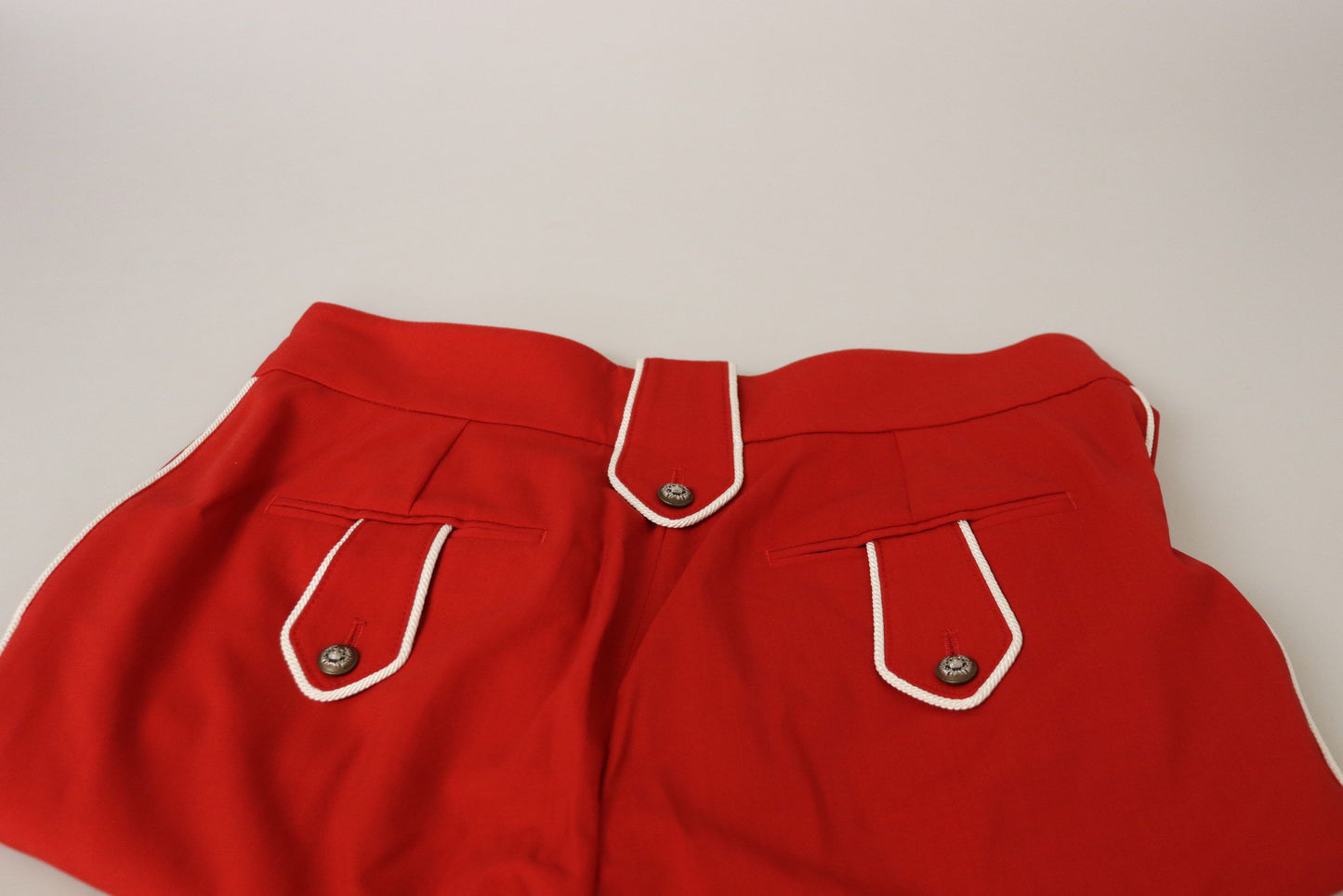 Elegantes pantalones cortos rojos de cintura alta