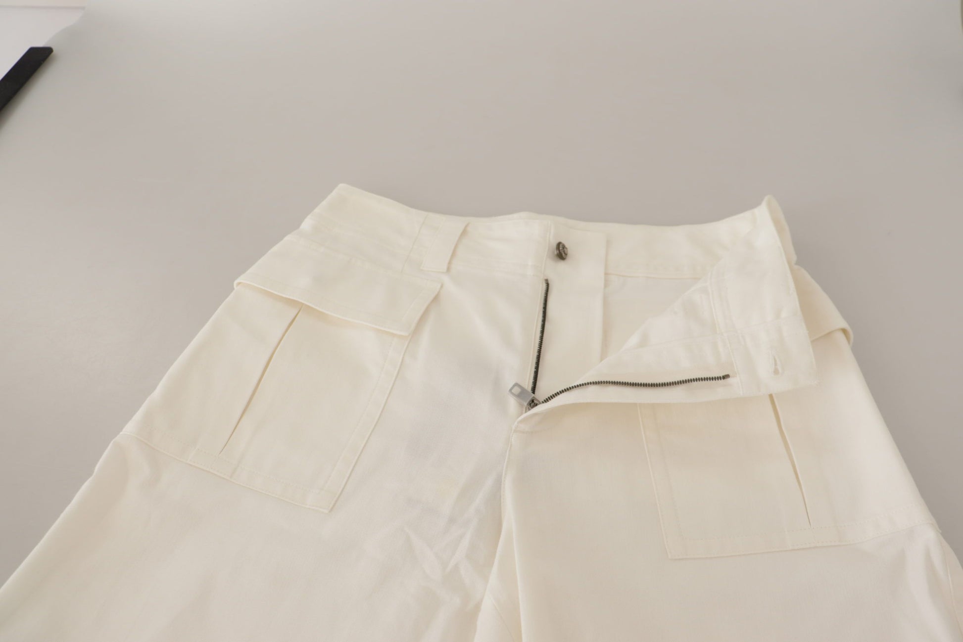 Pantalones cónicos blancos elegantes de cintura alta