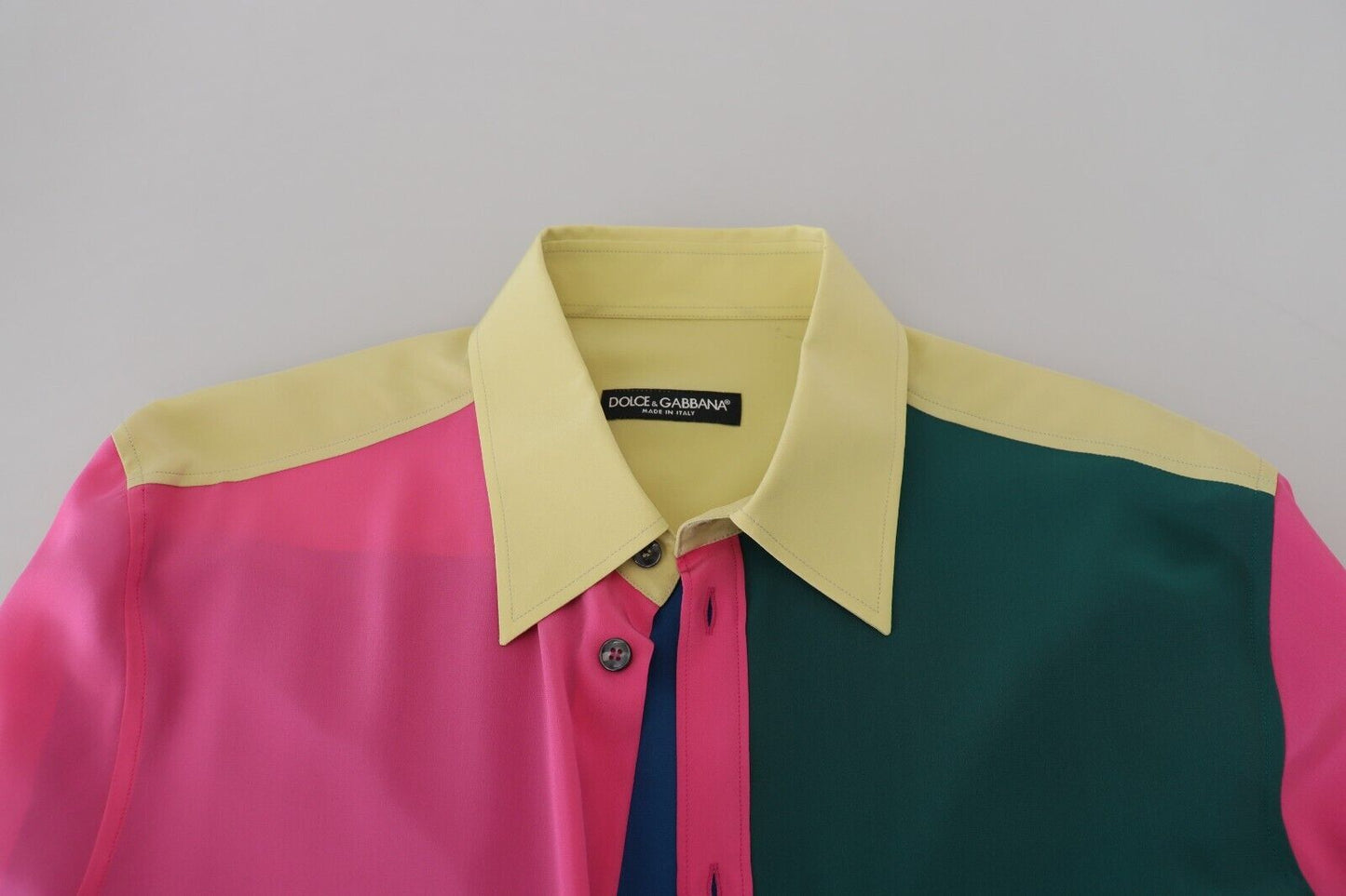 Elegante camisa con botones de seda multicolor