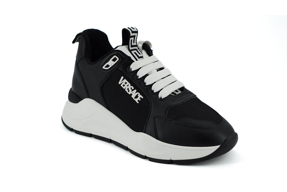 Elegante monochrome lederen sneakers