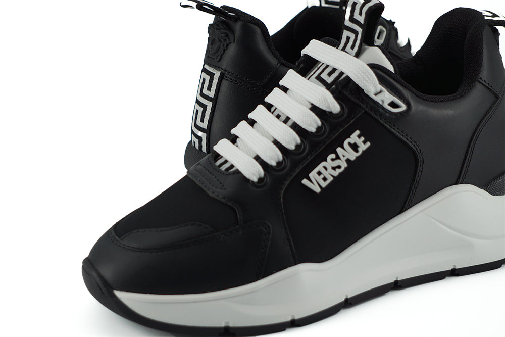 Elegante monochrome lederen sneakers