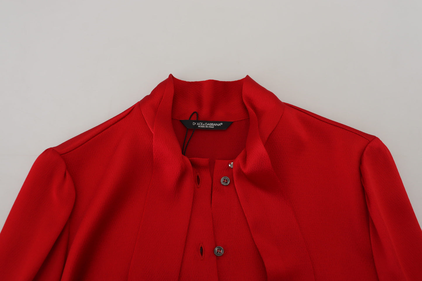 Blusa roja elegante con cuello Ascot