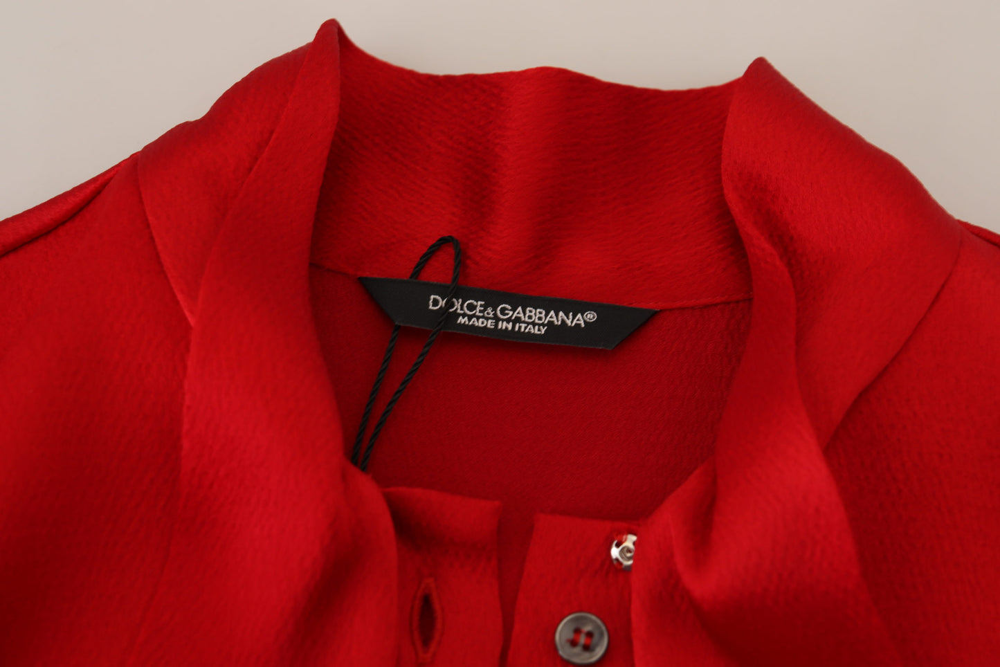 Blusa roja elegante con cuello Ascot