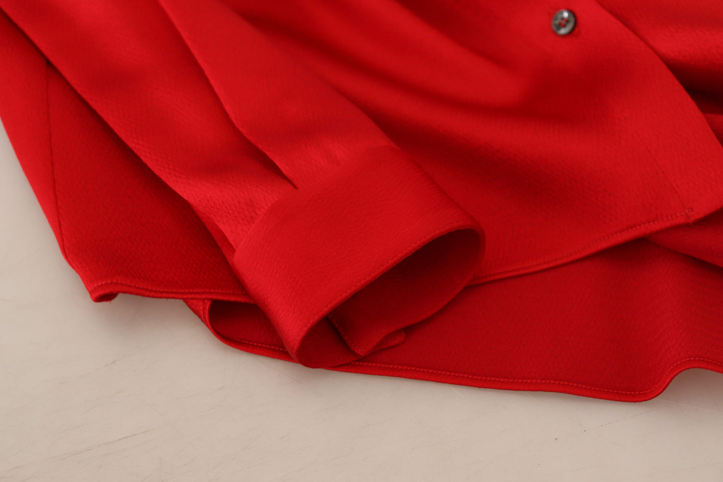 Blusa roja elegante con cuello Ascot