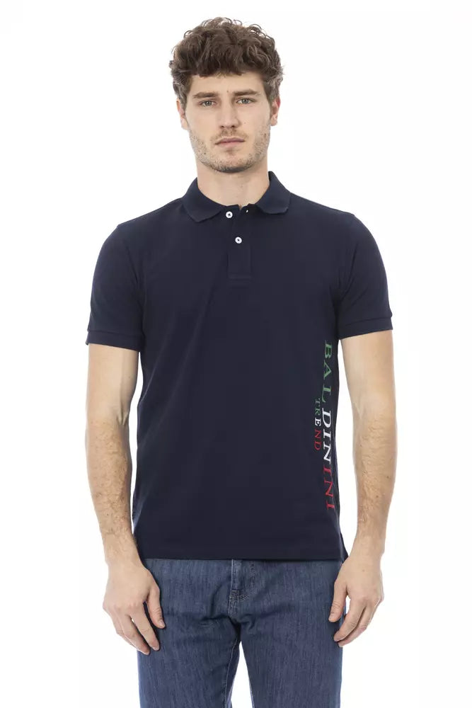 Elegante polo azul de manga corta con detalle de bordado