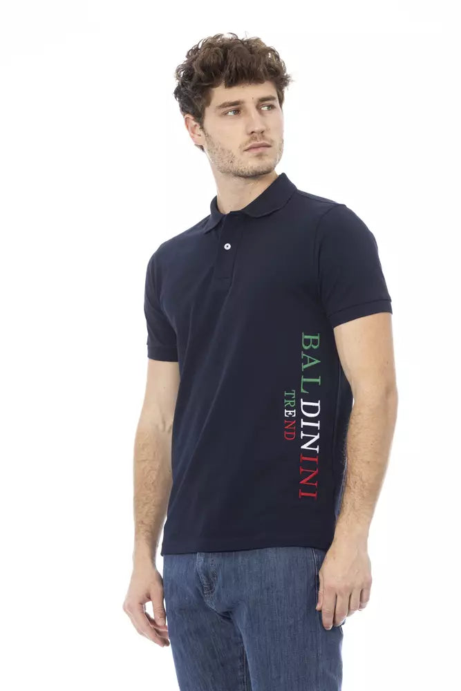 Elegante polo azul de manga corta con detalle de bordado