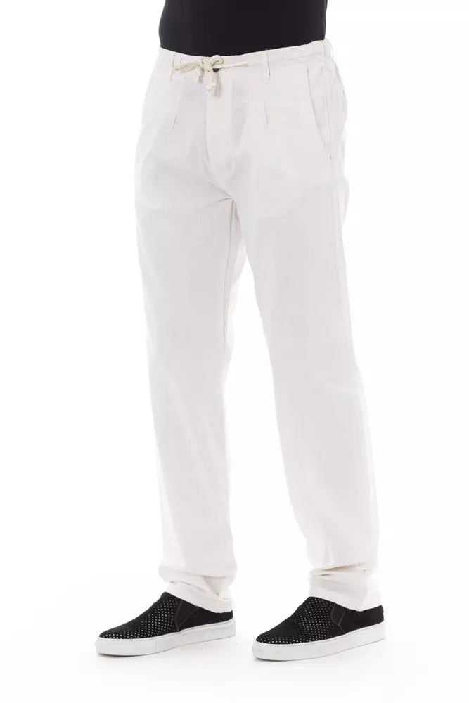 Pantalón chino blanco elegante para el hombre moderno