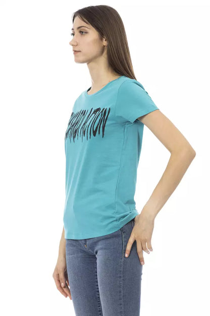 Camiseta elegante de manga corta azul claro con estampado frontal