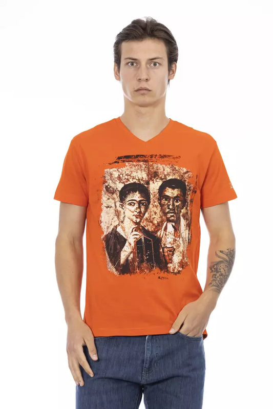 Camiseta naranja con cuello en V y dije gráfico