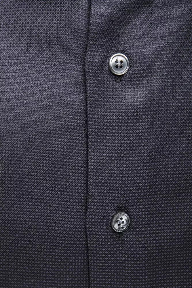 Camisa azul elegante con cuello medio y delgado para hombre