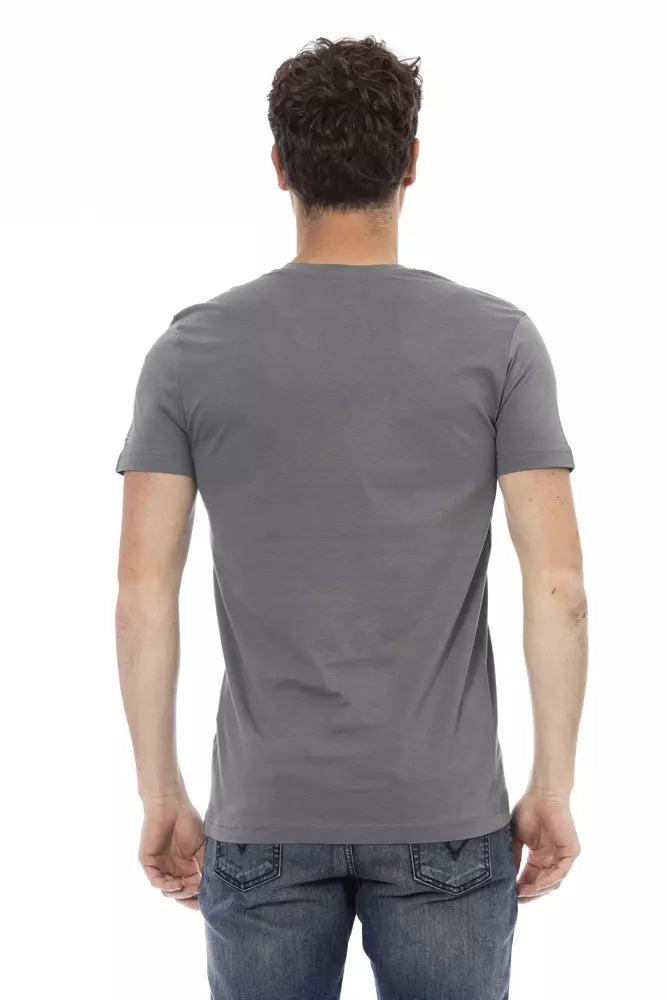 Elegante camiseta gris con cuello en V y llamativo estampado frontal