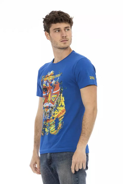 Elegante camiseta azul con estampado frontal