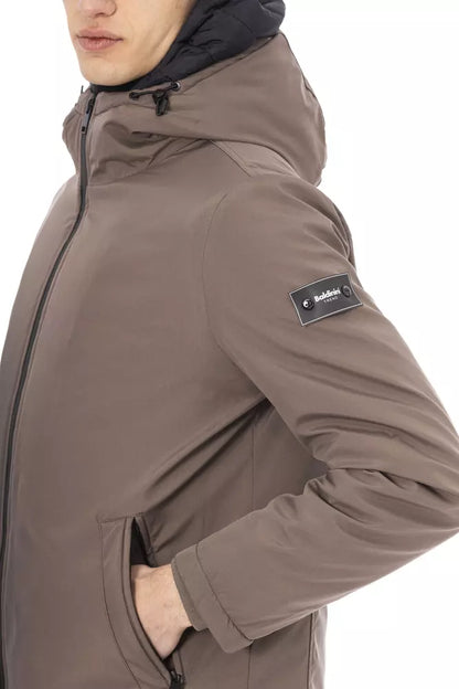 Elegante chaqueta larga beige con detalle de monograma