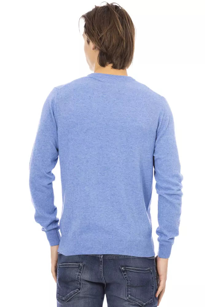 Elegante suéter azul claro con cuello redondo para hombre