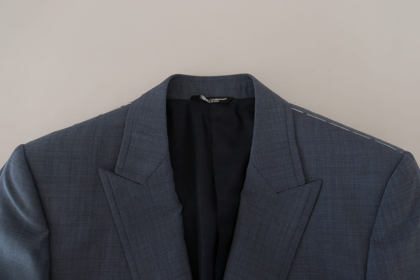 Elegante blazer deportivo azul con un solo botonadura