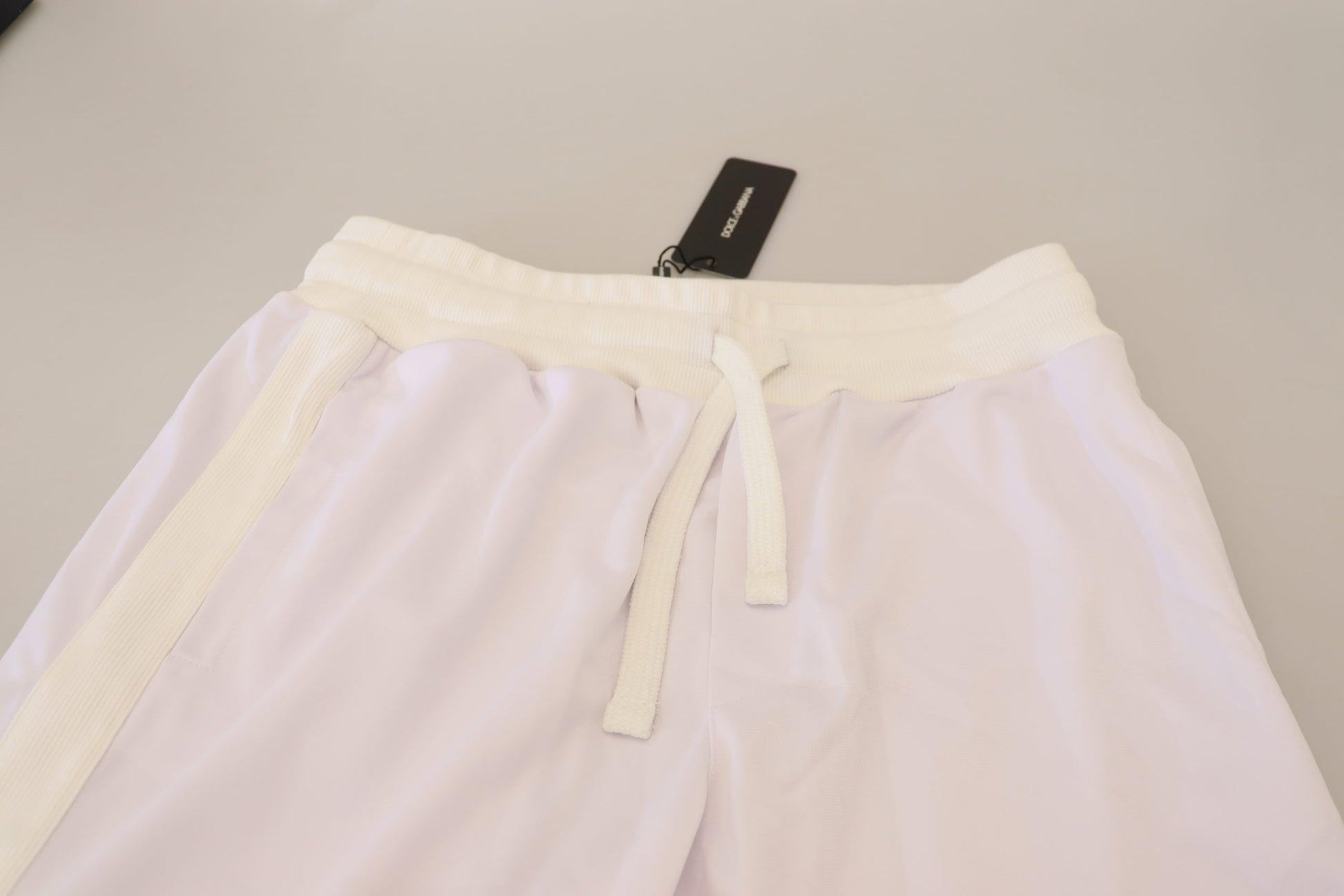 Elegantes pantalones jogger blancos para una comodidad sofisticada