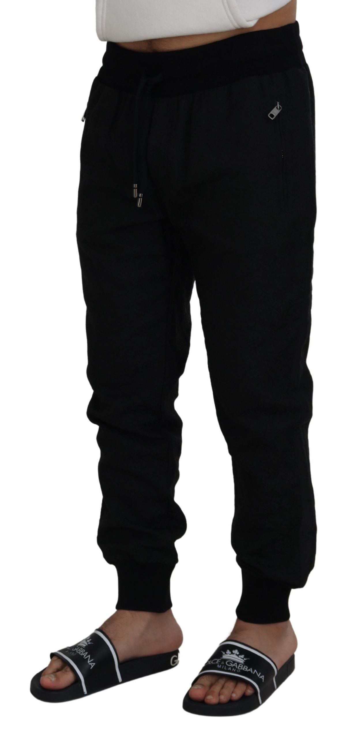 Elegantes pantalones jogger negros para el hombre moderno