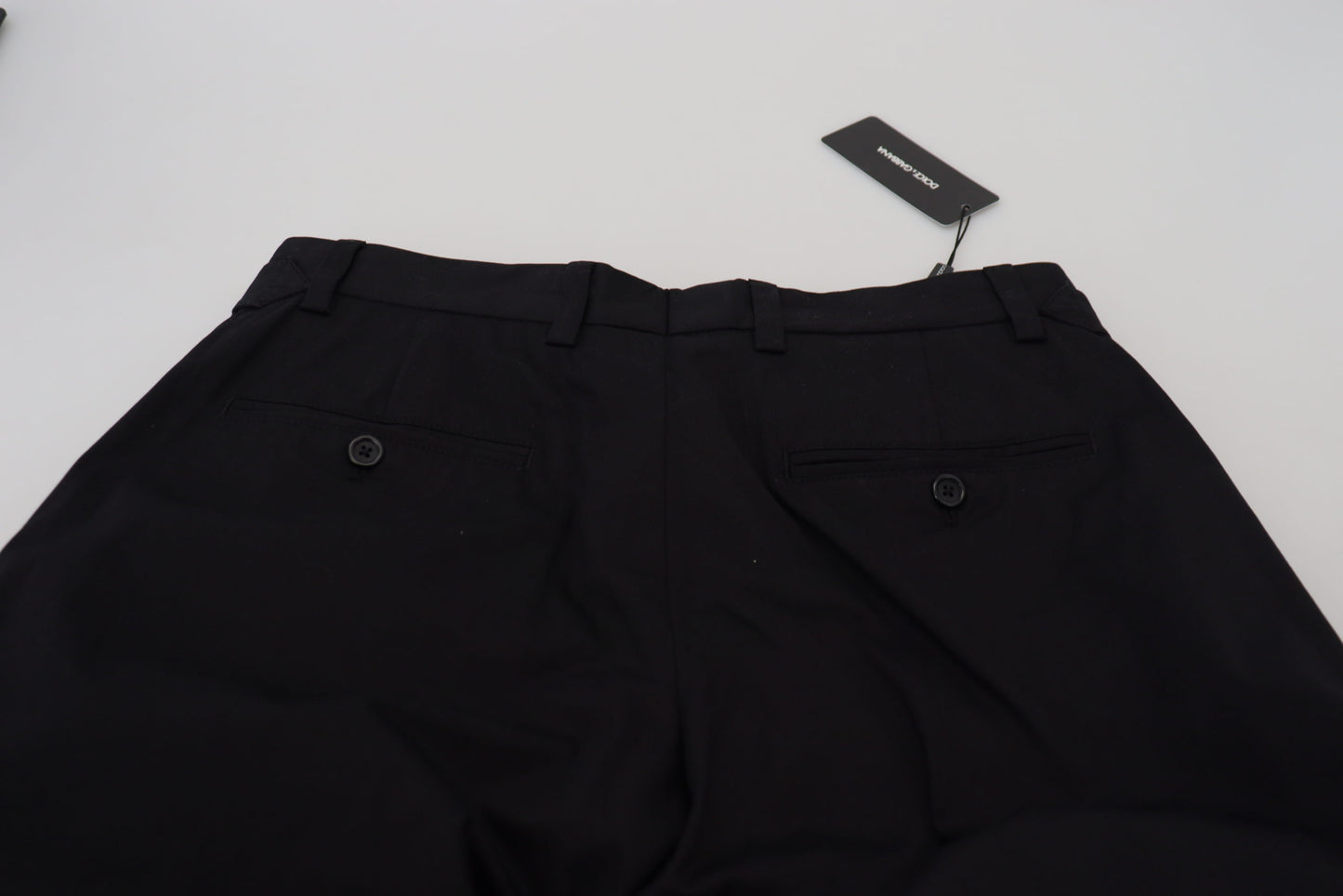 Elegantes pantalones negros de diseño italiano con hebilla lateral