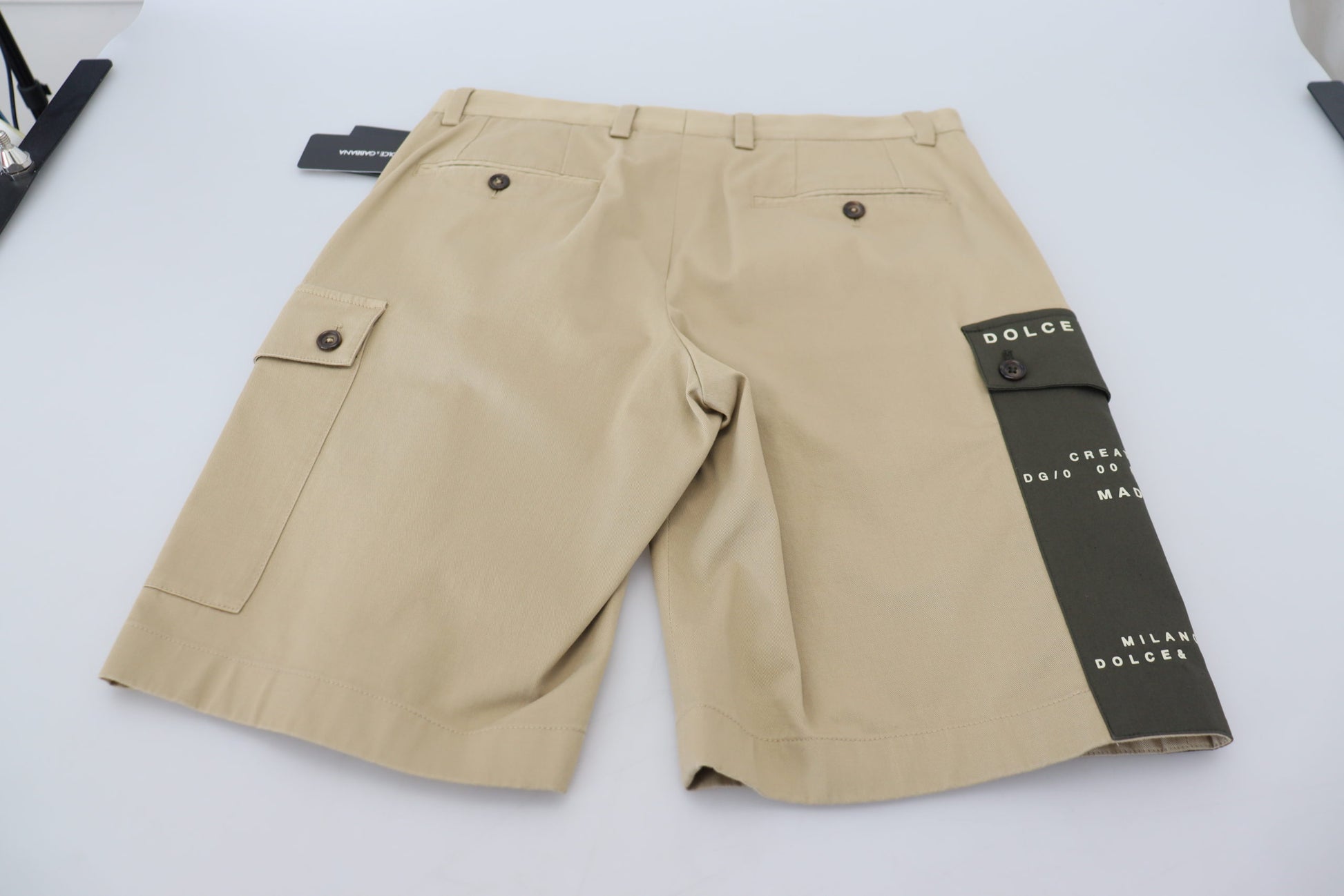 Elegantes pantalones cortos de diseño en mezcla de algodón beige