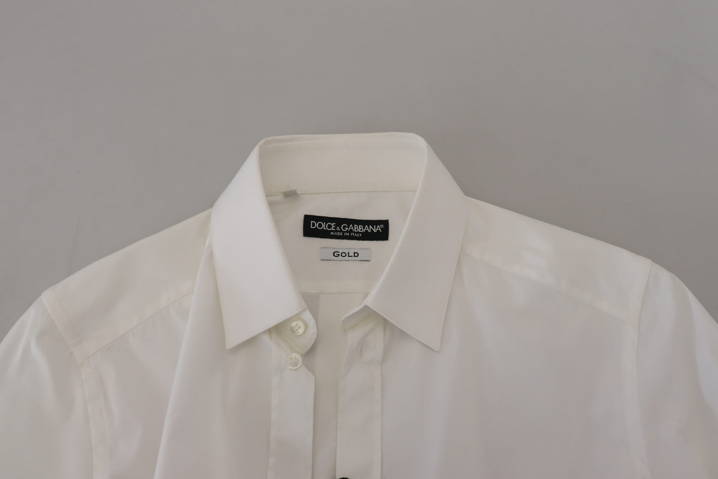 Camisa de vestir blanca deslumbrante con corte entallado