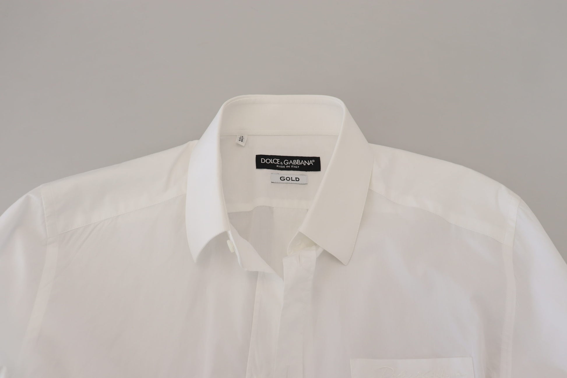 Camisa de vestir blanca elegante y ajustada