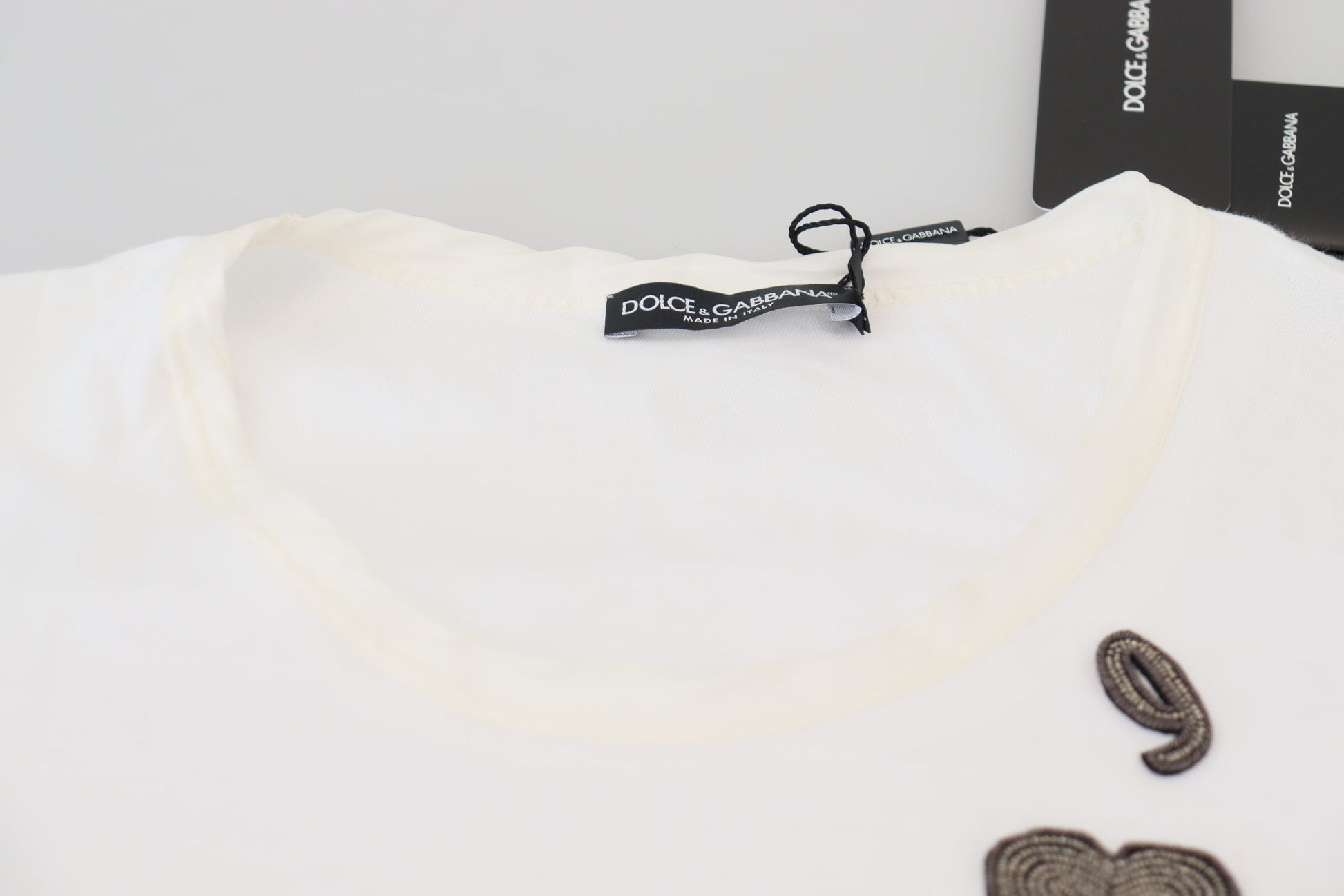 Elegante camiseta blanca de seda y algodón con cuello redondo