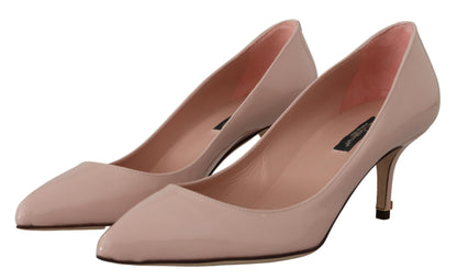 Elegantes tacones de charol en rosa