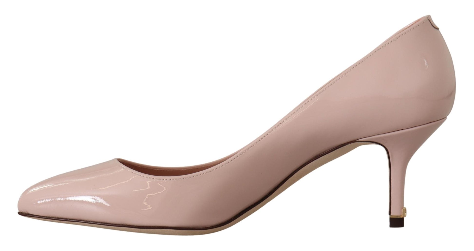 Elegantes tacones de charol en rosa