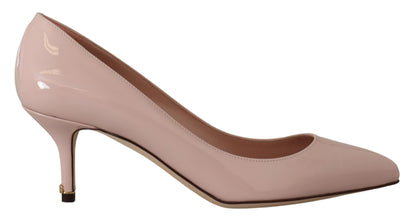 Elegantes tacones de charol en rosa