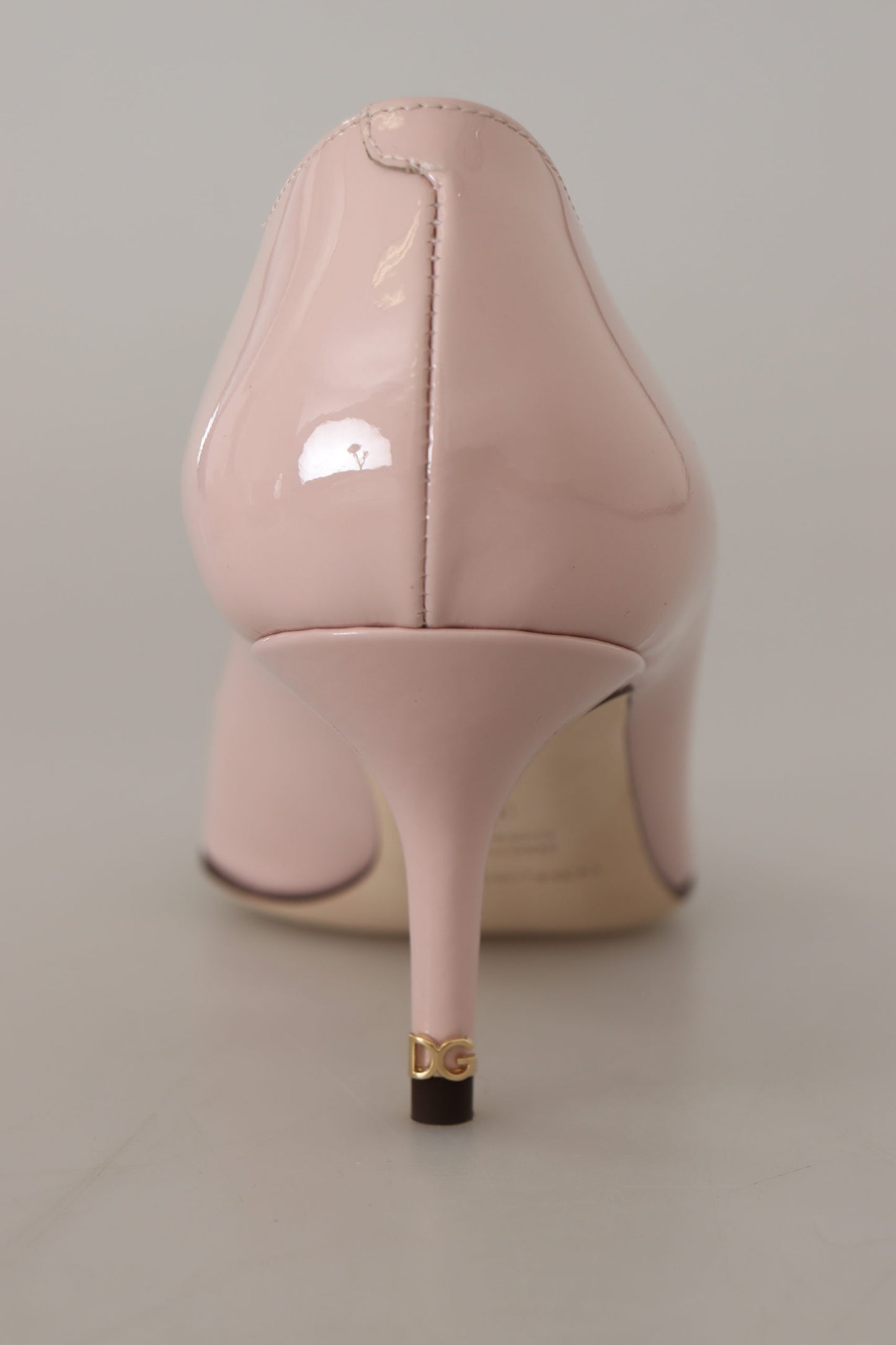 Elegantes tacones de charol en rosa