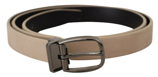 Elegante beige lederen riem met zilverkleurige gesp