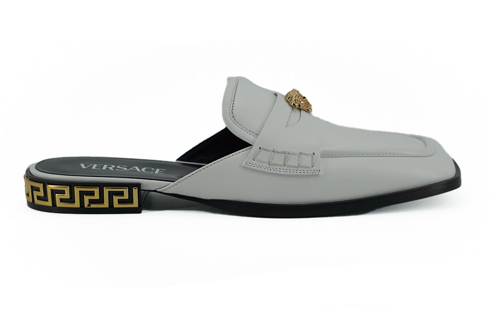 Elegantes chanclas planas de cuero blanco