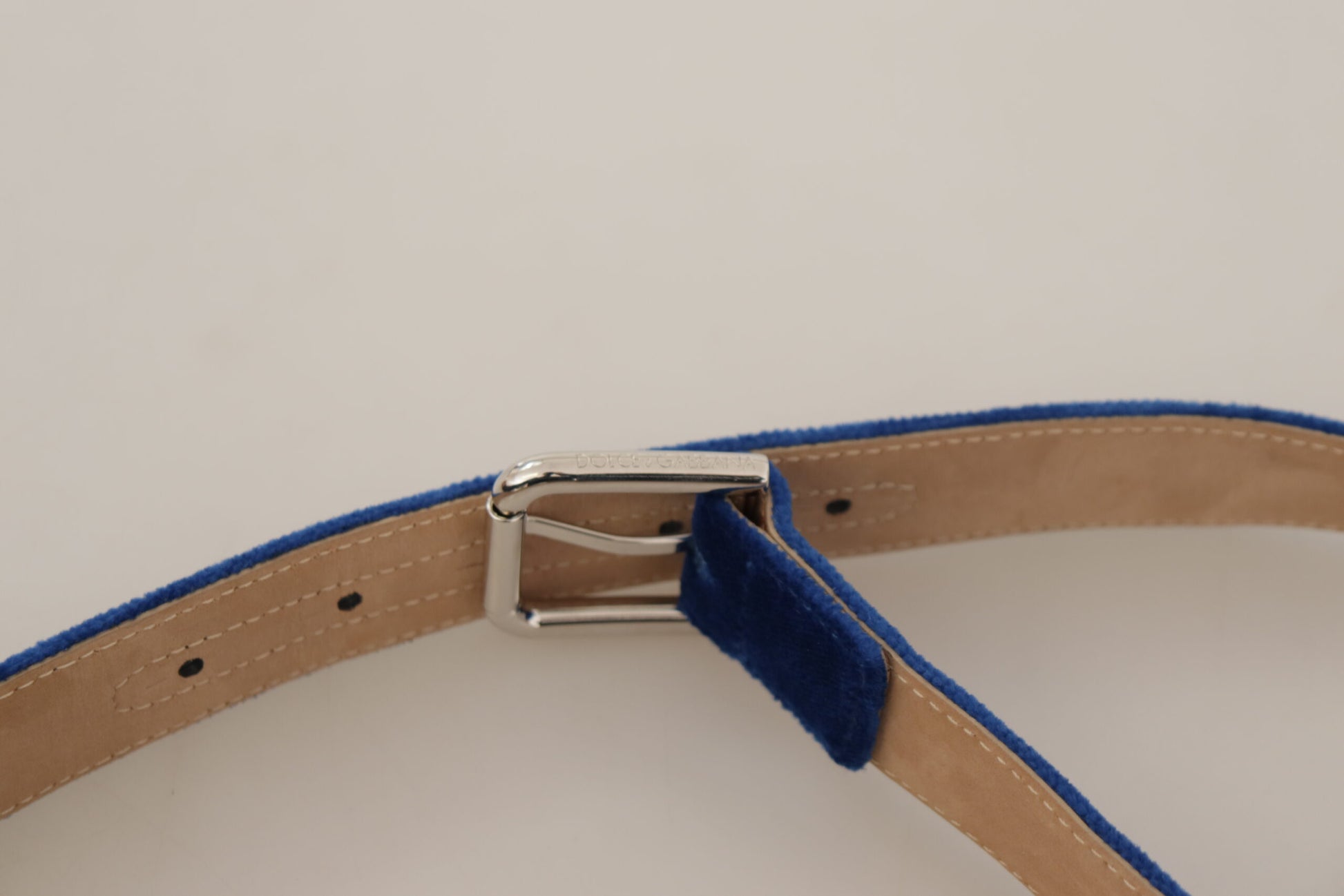 Elegante fluwelen riem met metalen logo