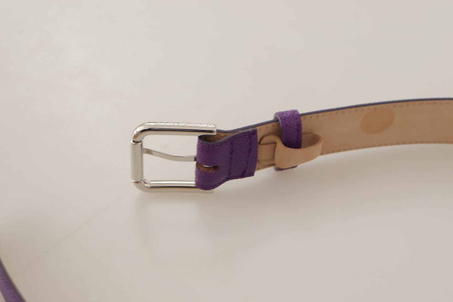 Elegante cinturón de piel morado con hebilla con logo