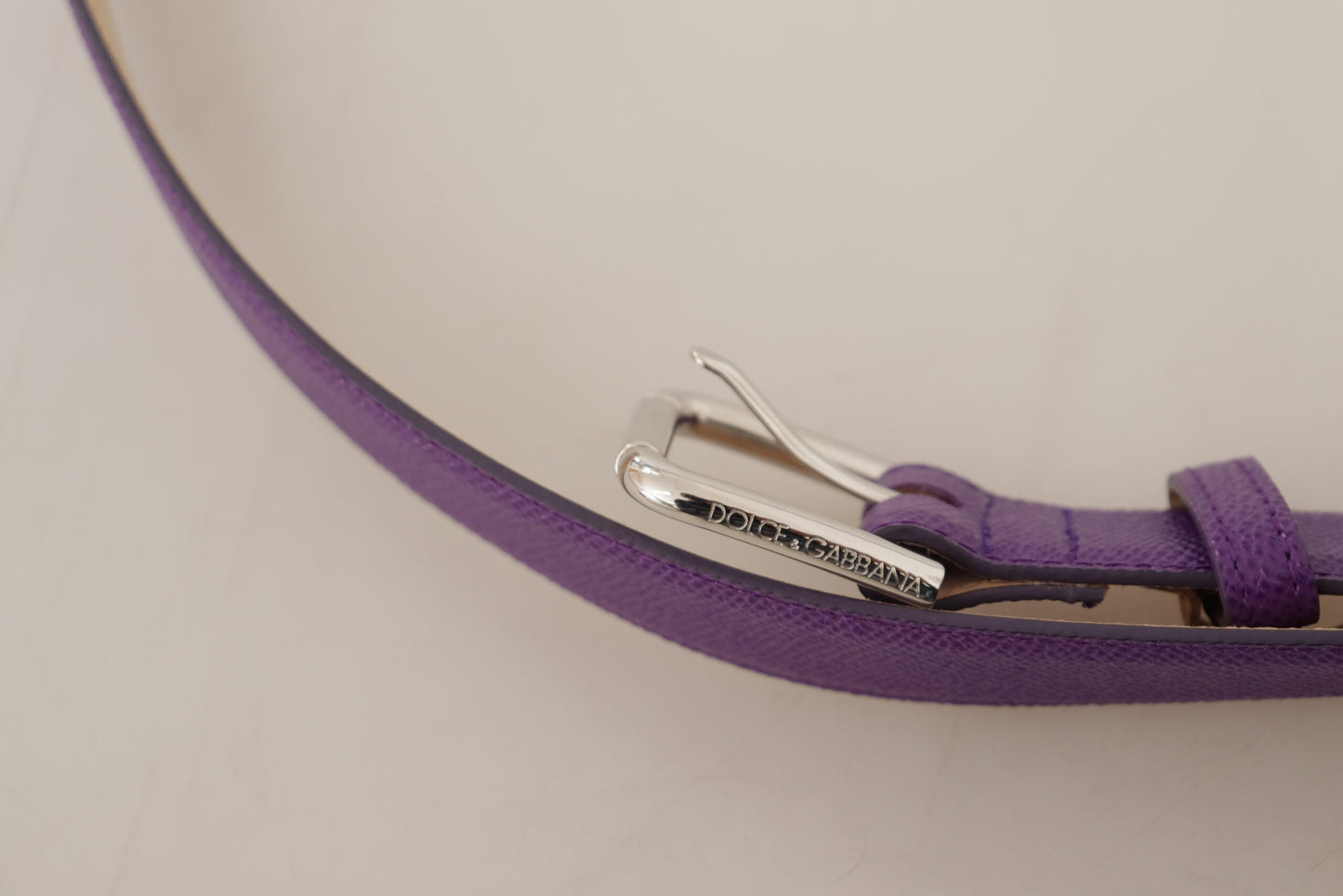 Elegante cinturón de piel morado con hebilla con logo