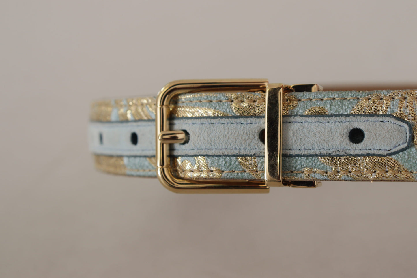 Elegante lichtblauwe leren riem met gouden gesp