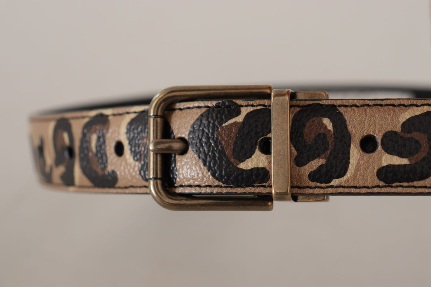 Chique leren riem met gegraveerd logo