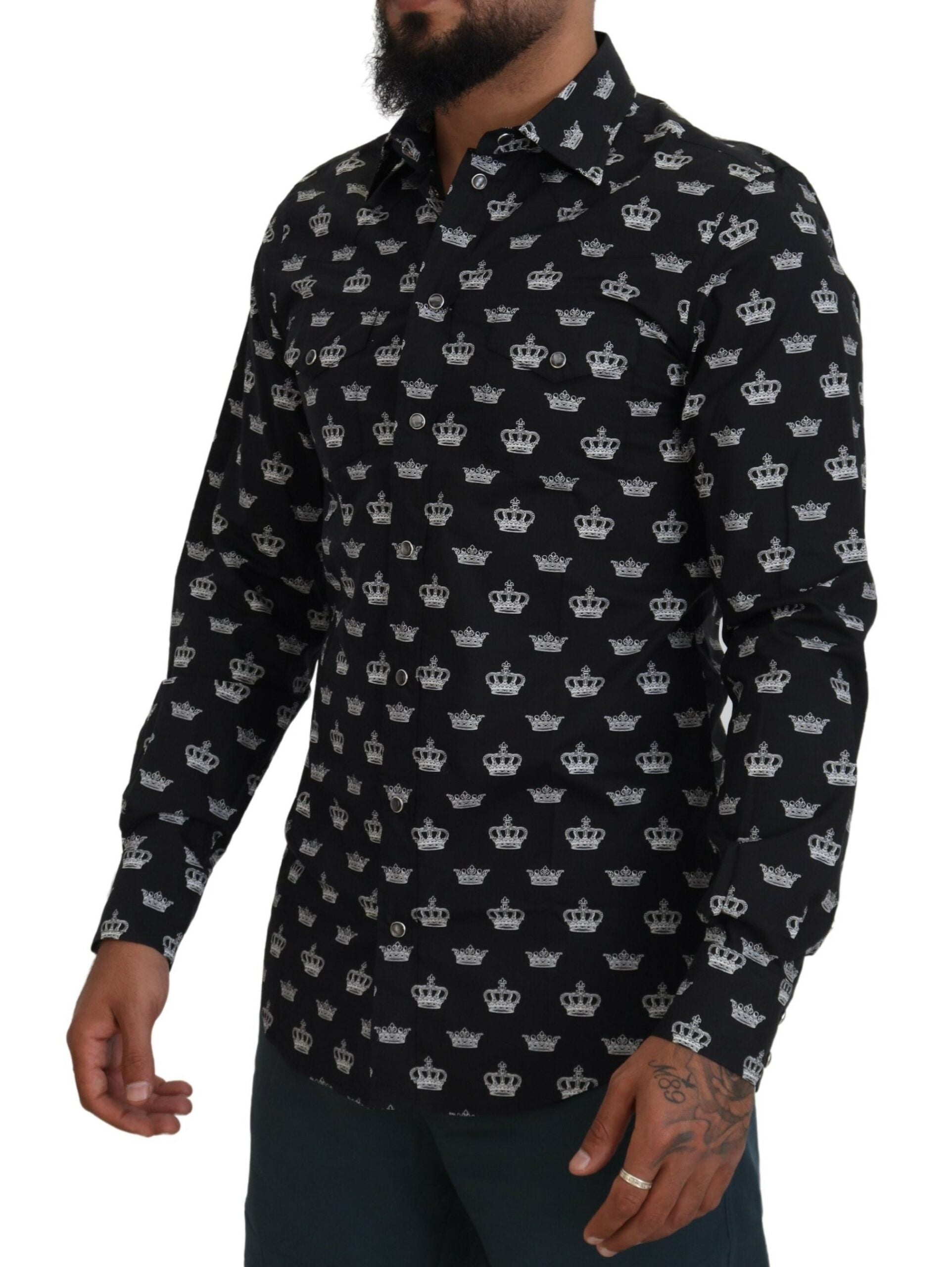 Camisa formal elegante con estampado de corona y corte entallado