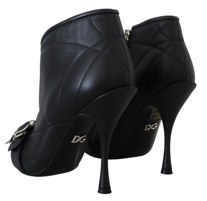 Elegantes botines de cuero acolchados negros