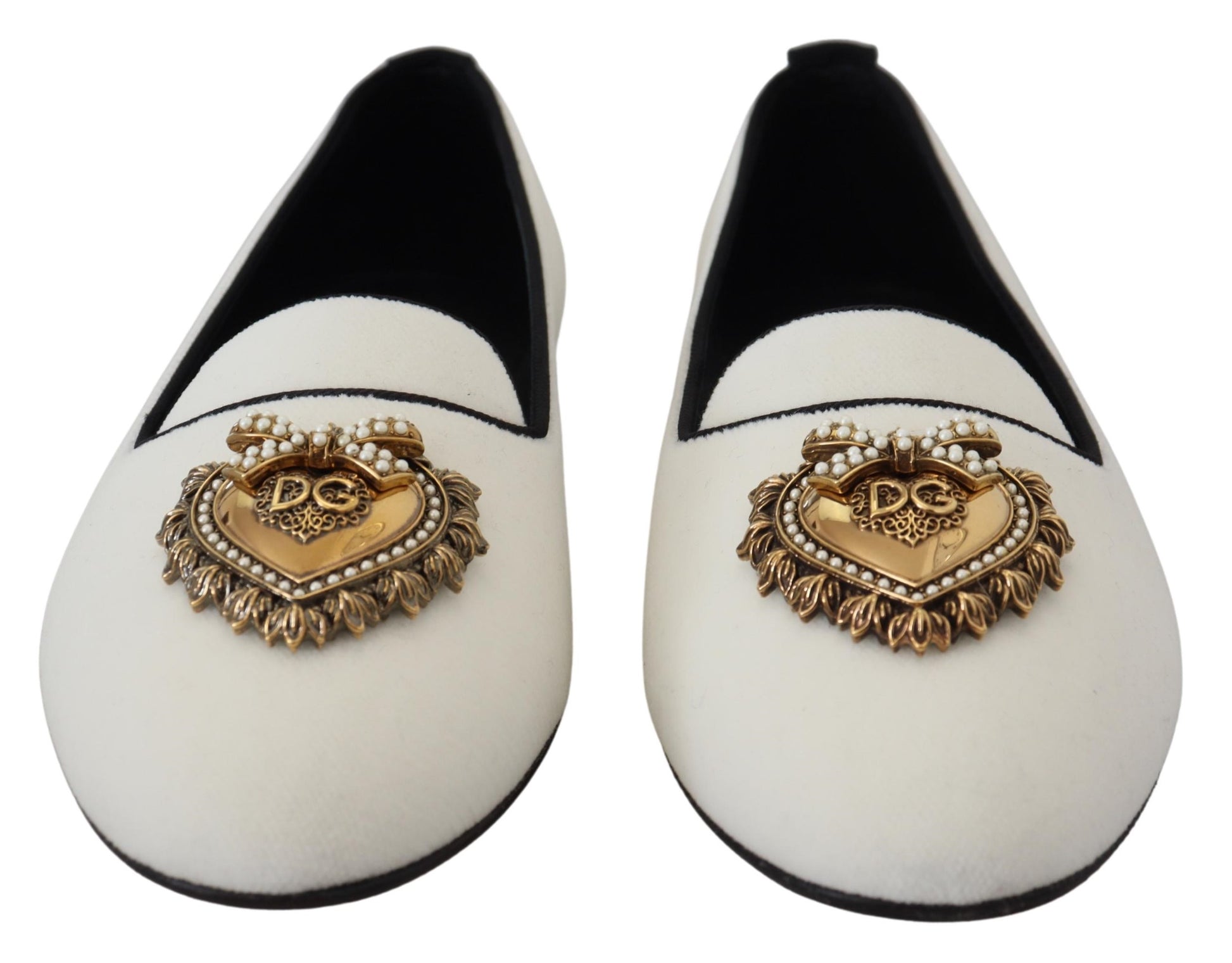 Elegante witte fluwelen loafers met gouden hartdetail