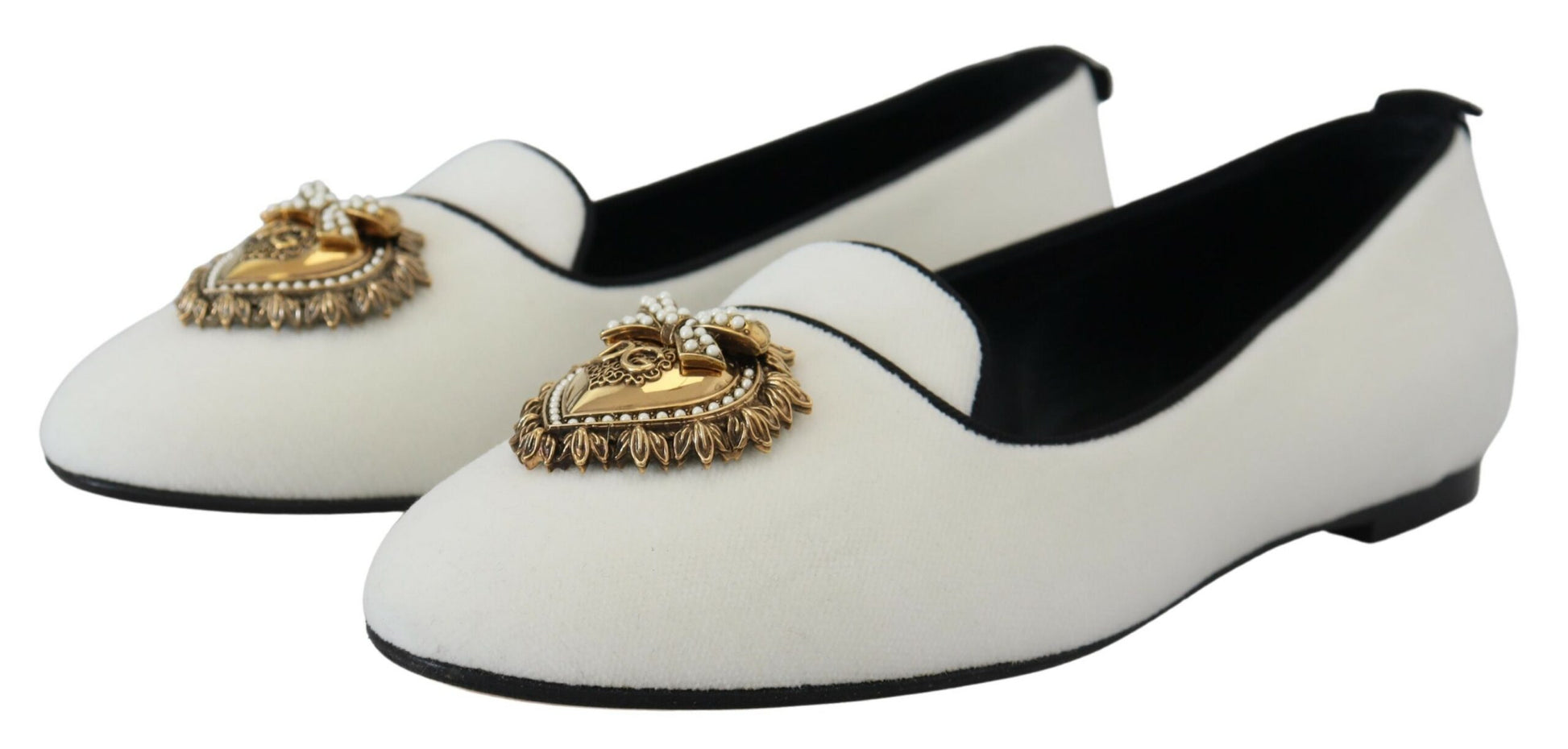 Elegante witte fluwelen loafers met gouden hartdetail