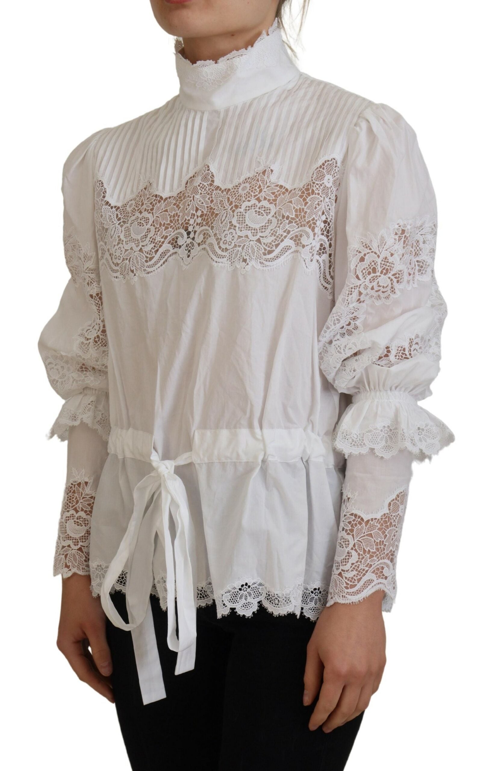 Elegante blusa de algodón con ribete de encaje blanco