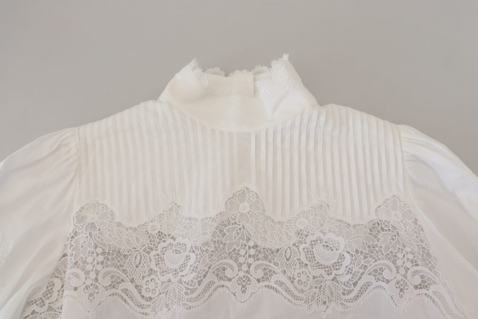 Elegante katoenen blouse met witte kanten rand