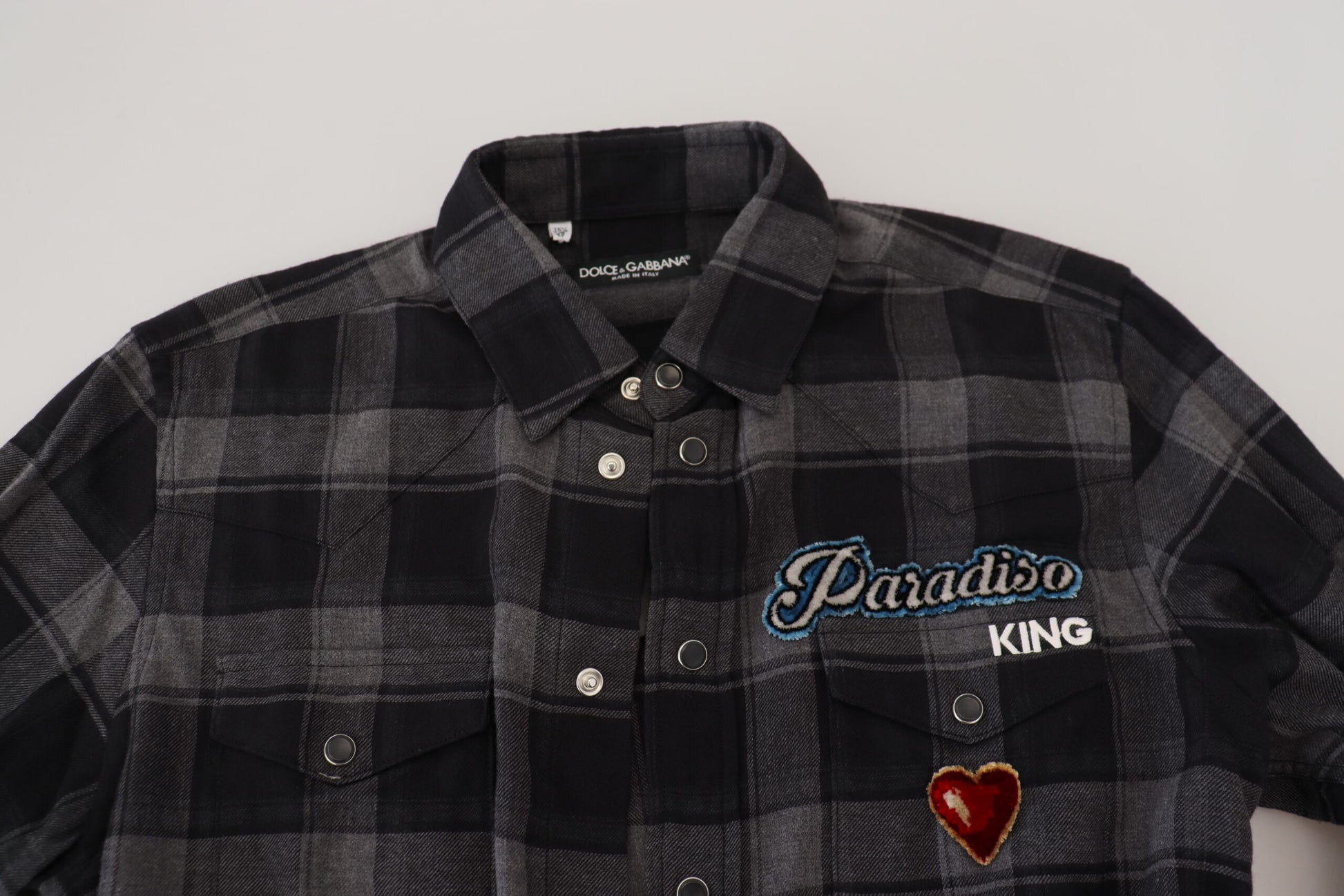 Elegante camisa con botones en negro y gris