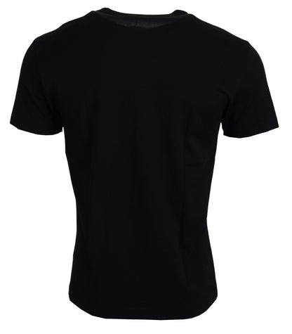 Elegante camiseta de algodón negra para el hombre moderno